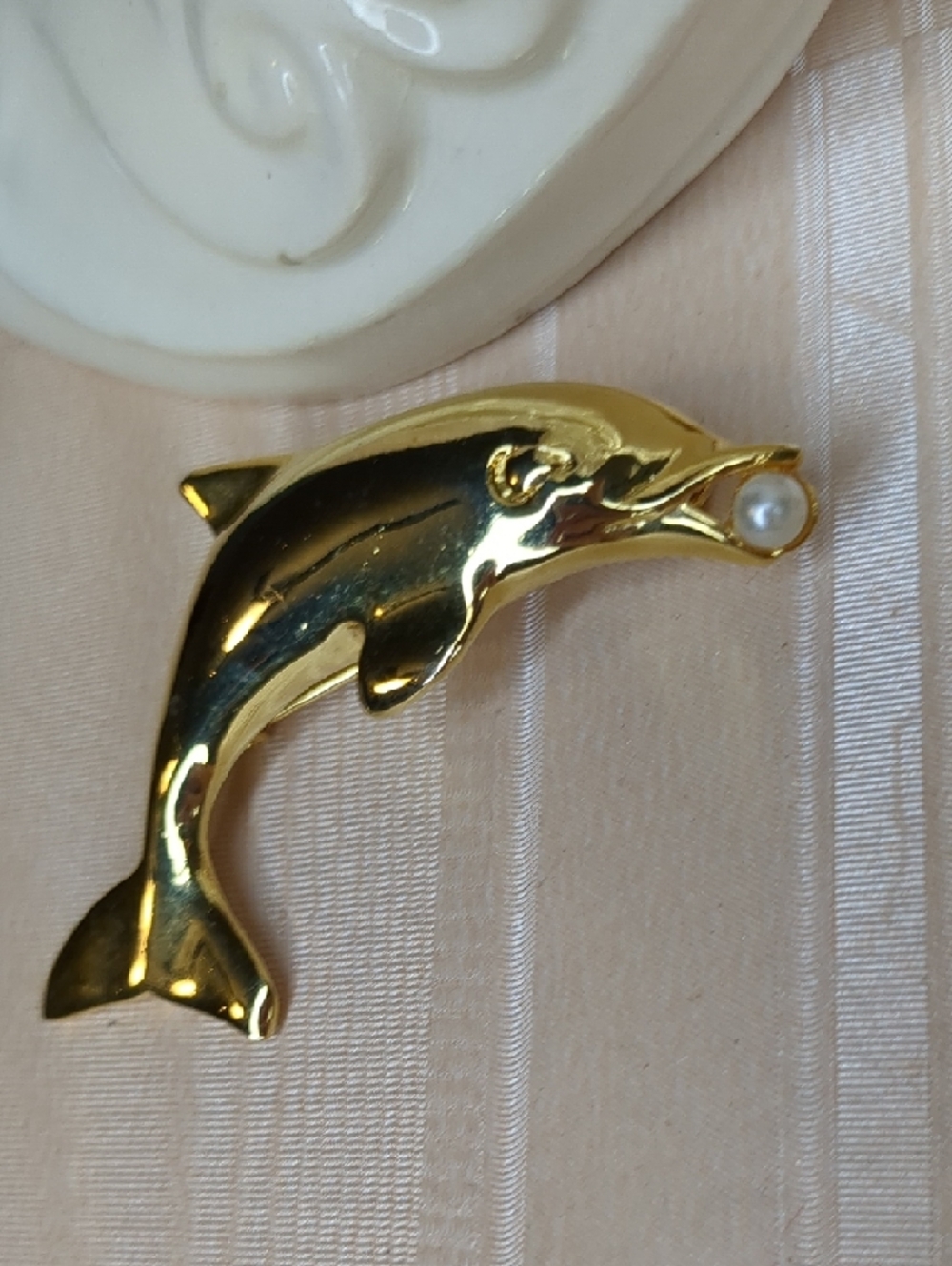 Vintage Lot 2 Gold Dolphin Broochs Pins Pearl Detail Coastal Grandma Beach Vibes - Picture 4 of 12